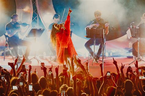 Il Concerto di Levante: Un Tuono di Voci e un Mare di Emozioni!