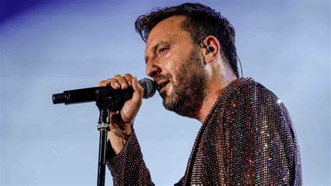 Il Concerto Inaspettato di Cesare Cremonini: Un Viaggio Emozionale Tra Note e Risate